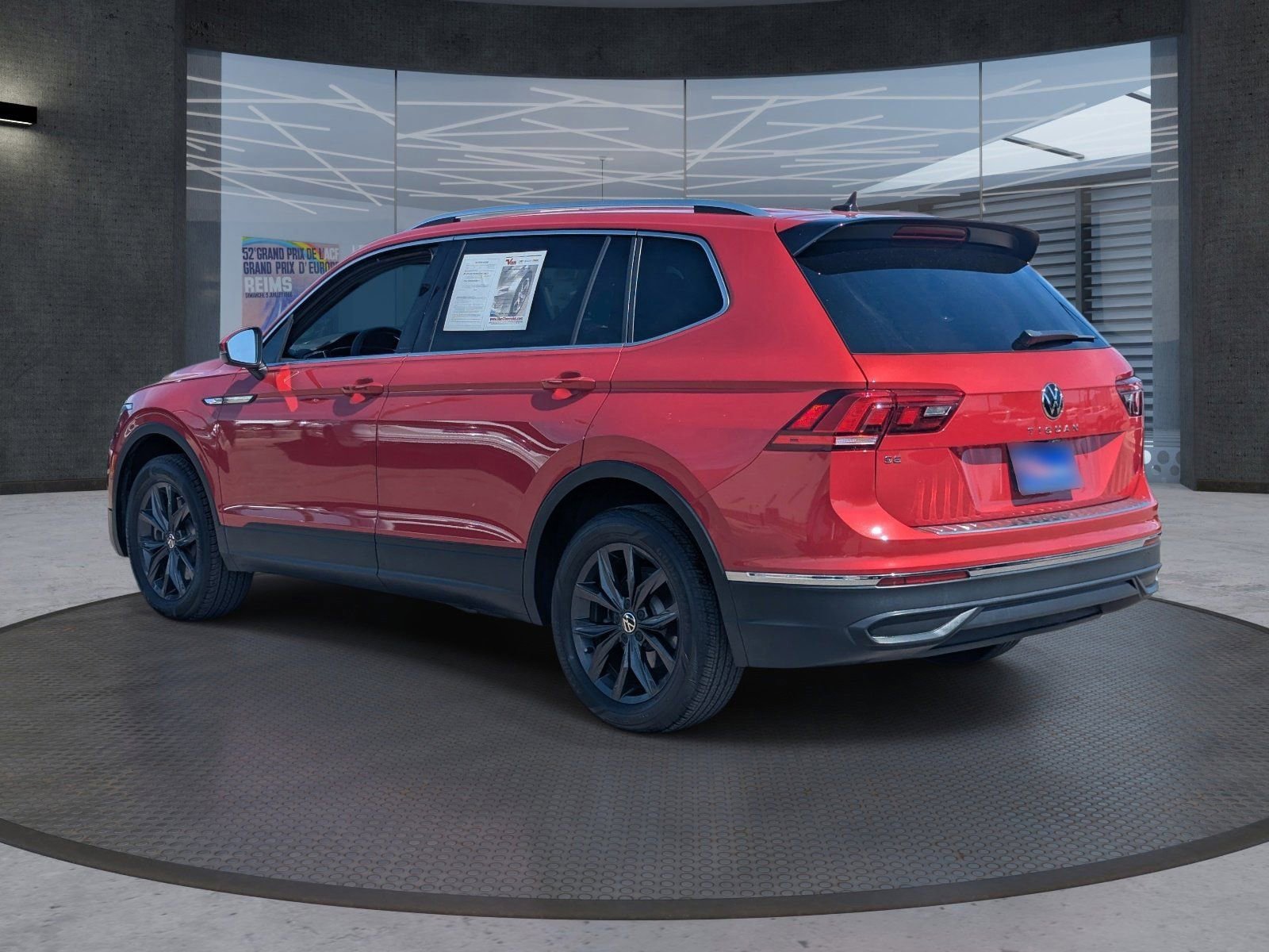 Used 2024 Volkswagen Tiguan SE FWD image 4