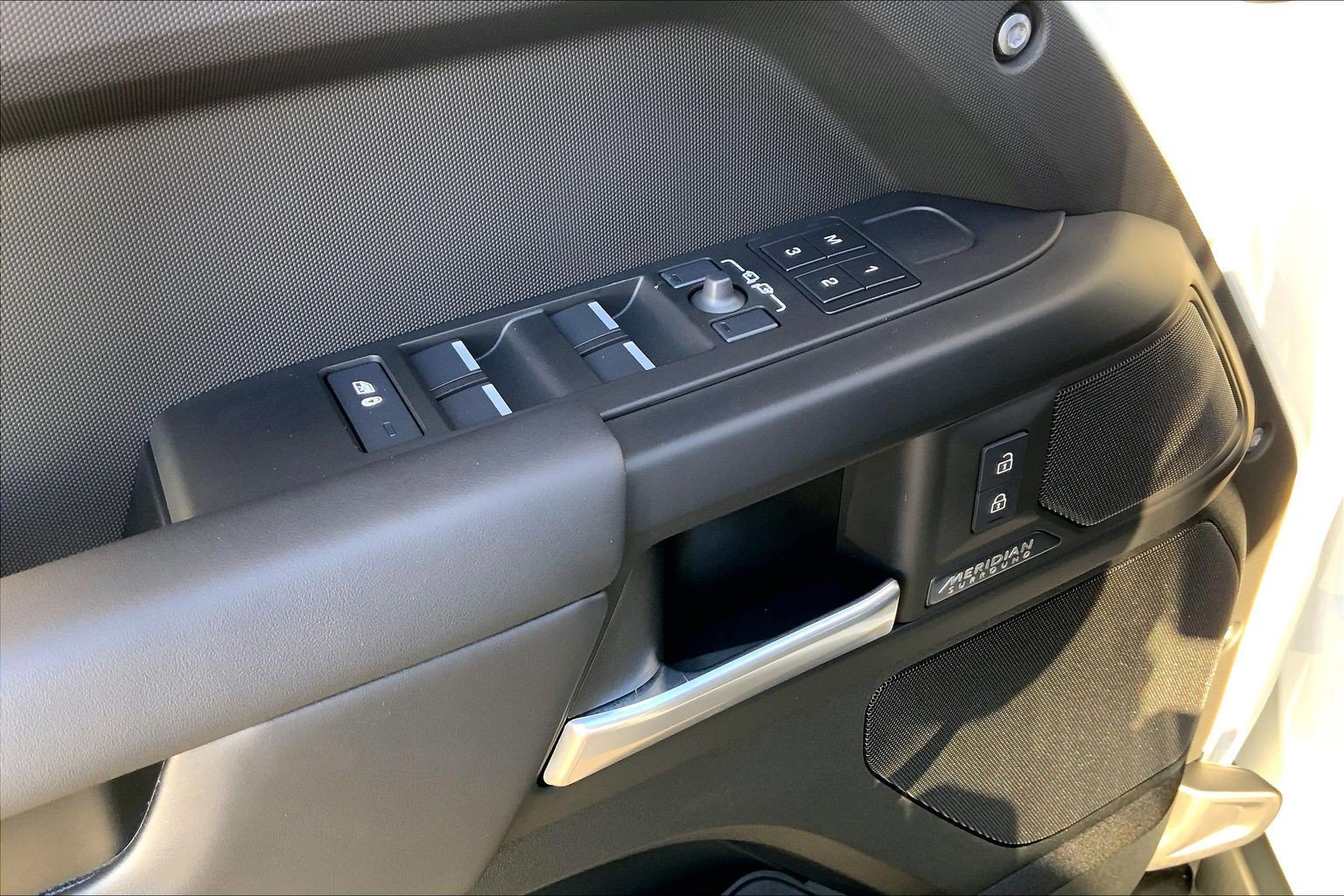 New 2026 Land Rover Defender 130 X-Dynamic SE image 21