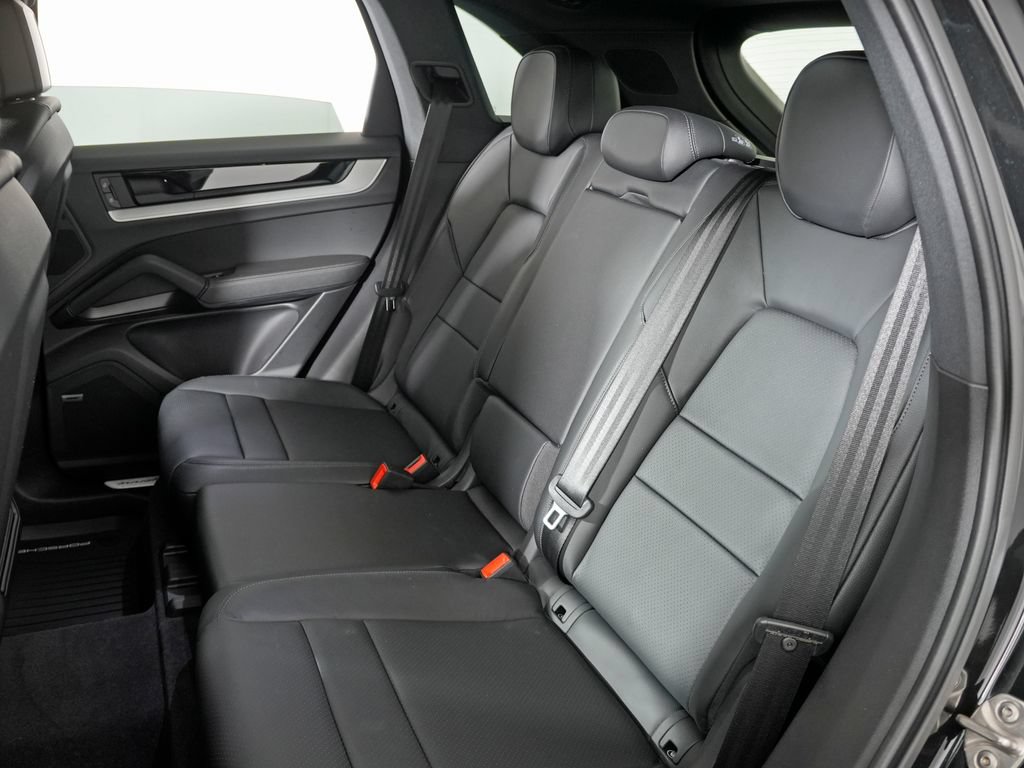 Certified 2024 Porsche Cayenne AWD/4WD image 38