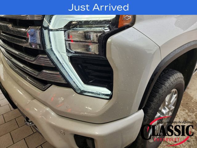 Used 2024 Chevrolet Silverado 2500 High Country w/ Technology Package AWD/4WD image 9