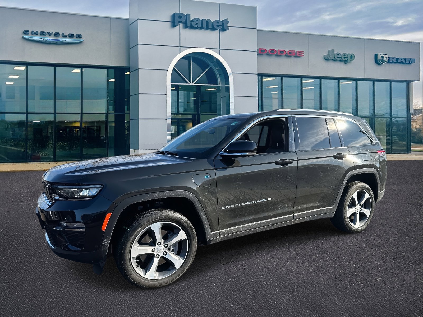 Used 2023 Jeep Grand Cherokee 4WD 4xe w/ Luxury Tech Group II image 4