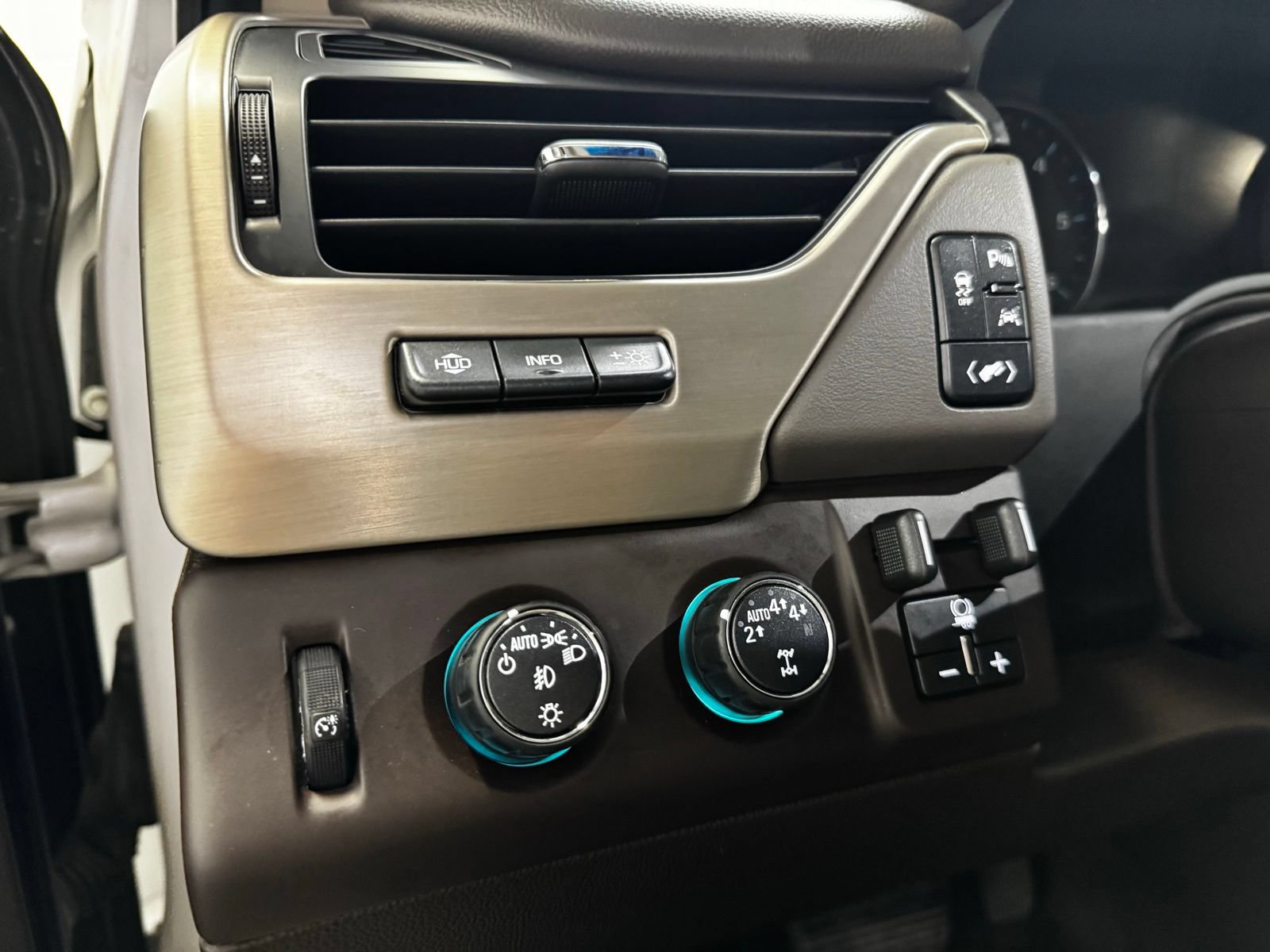 Used 2018 GMC Yukon Denali AWD/4WD image 24