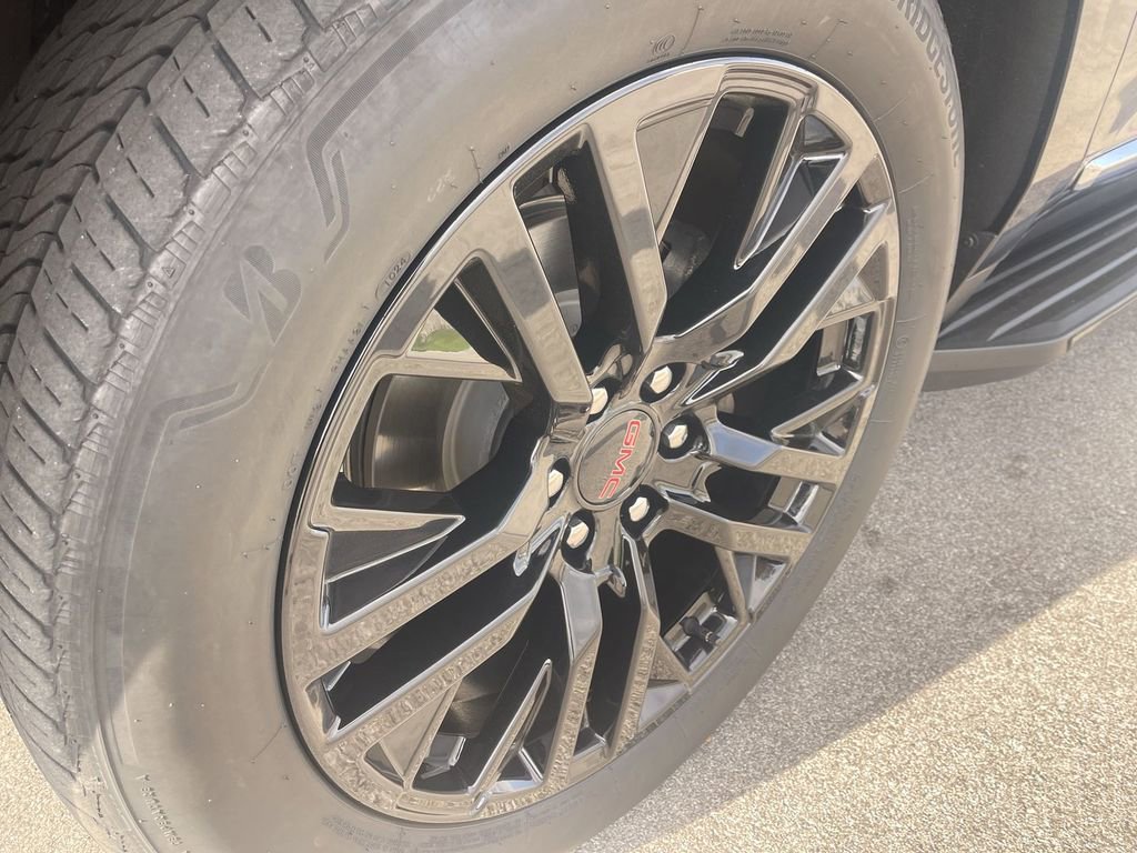 Used 2024 GMC Yukon SLT w/ SLT Luxury Package image 2