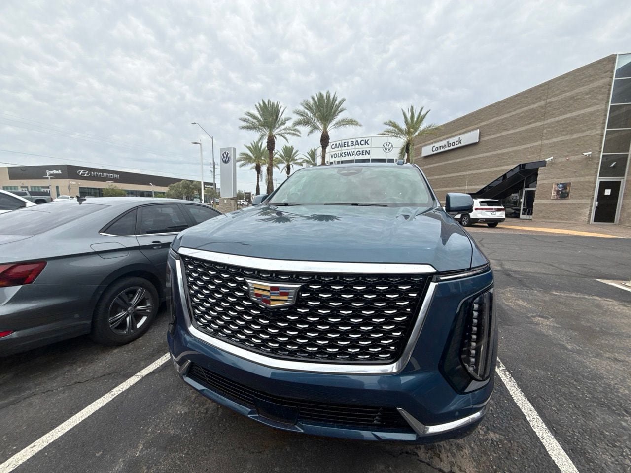 Used 2025 Cadillac Escalade Luxury AWD/4WD image 7
