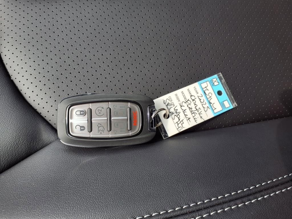 New 2025 Chrysler Pacifica Select image 17