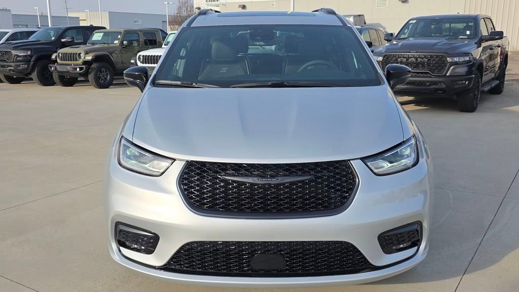 New 2026 Chrysler Pacifica Limited w/ S Appearance Package image 8