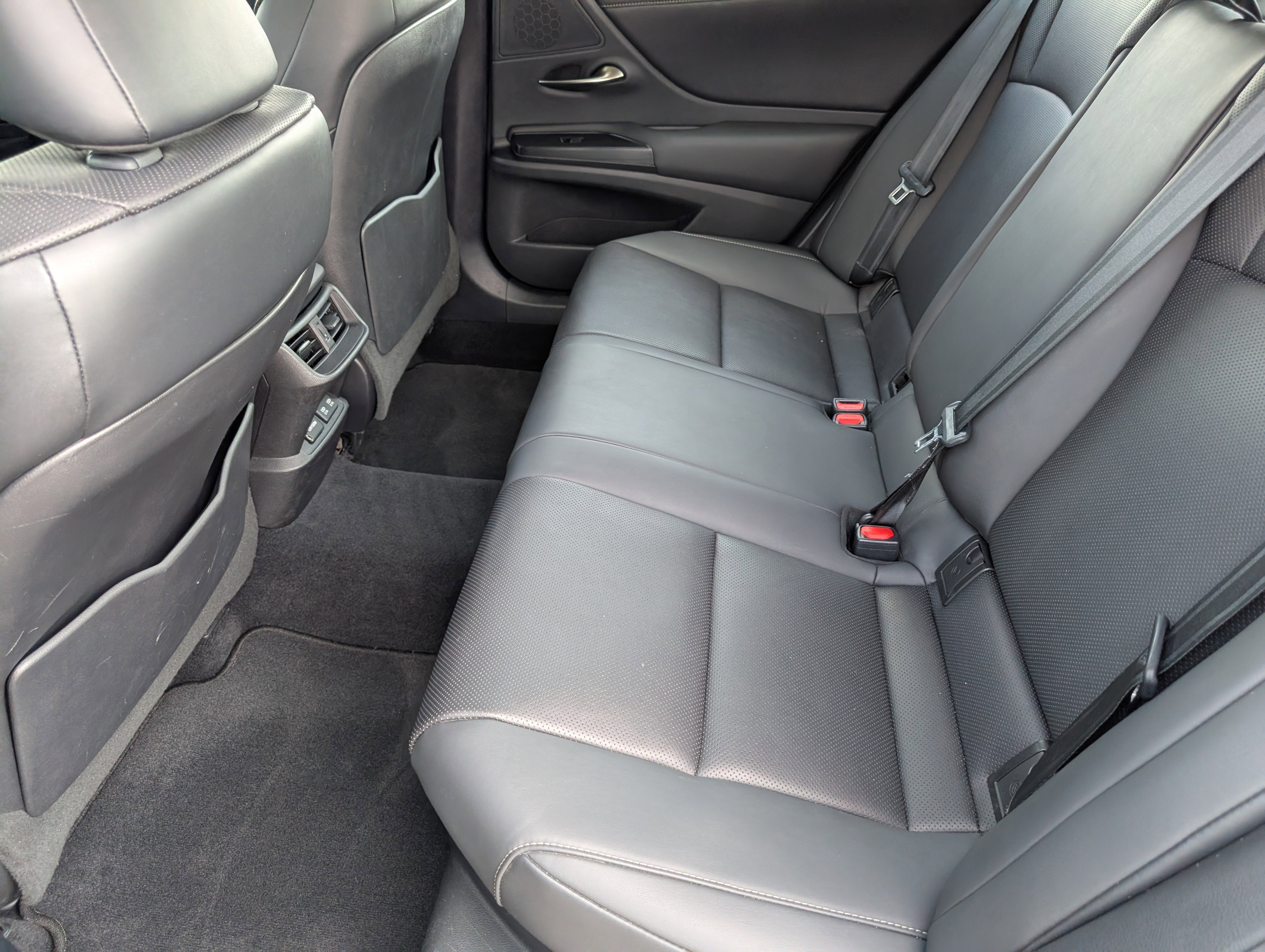 Used 2020 Lexus ES 300h w/ Premium Package image 10