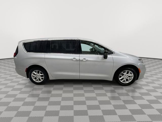 Used 2024 Chrysler Pacifica Touring-L image 12