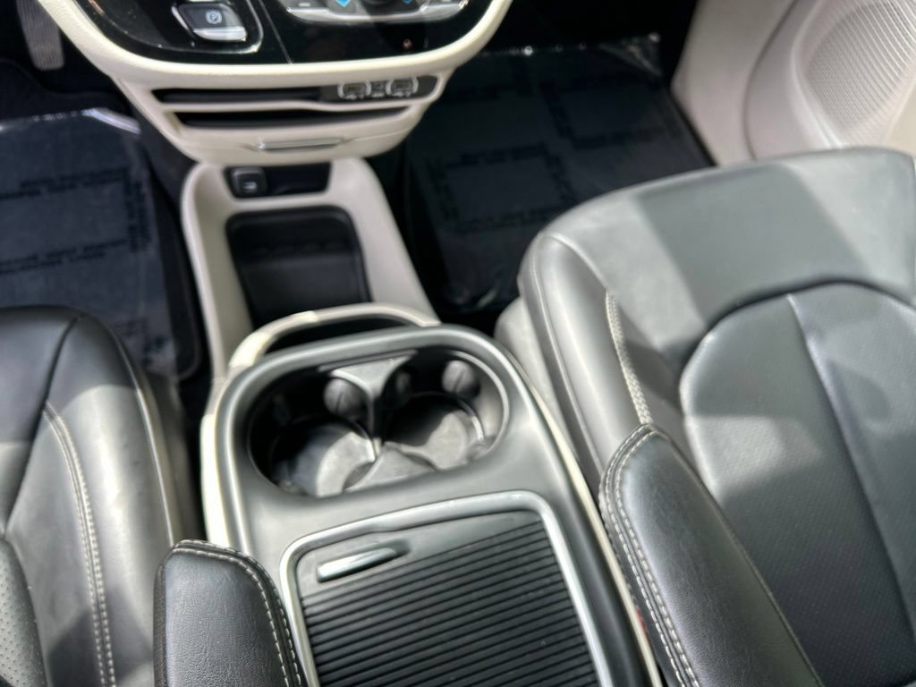 Used 2023 Chrysler Pacifica Touring-L FWD image 18