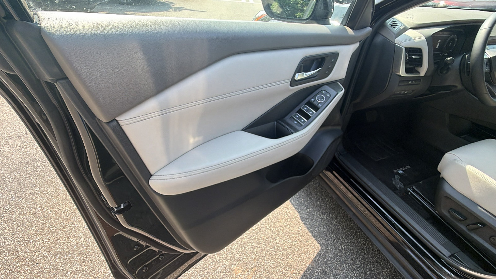 Used 2025 Nissan Rogue SL w/ SL Premium Package FWD image 14