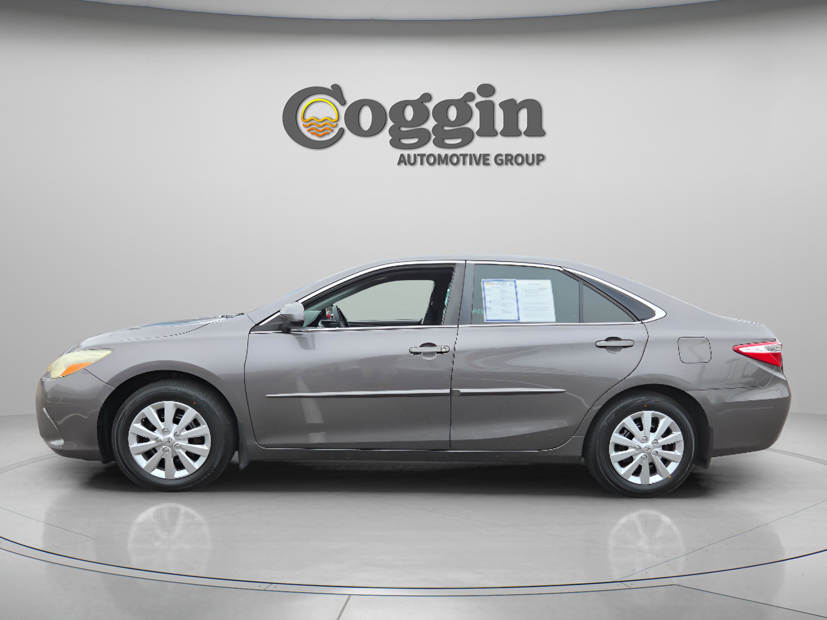 Used 2015 Toyota Camry LE image 3