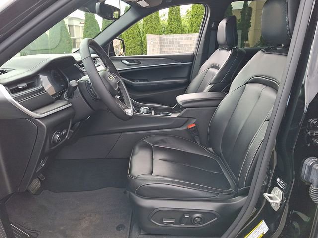 Used 2024 Jeep Grand Cherokee Limited w/ Black Appearance Package AWD/4WD image 14
