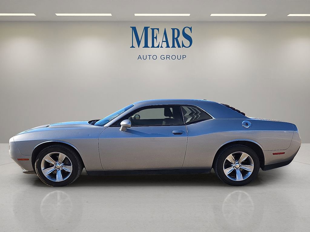 Used 2015 Dodge Challenger SXT image 2