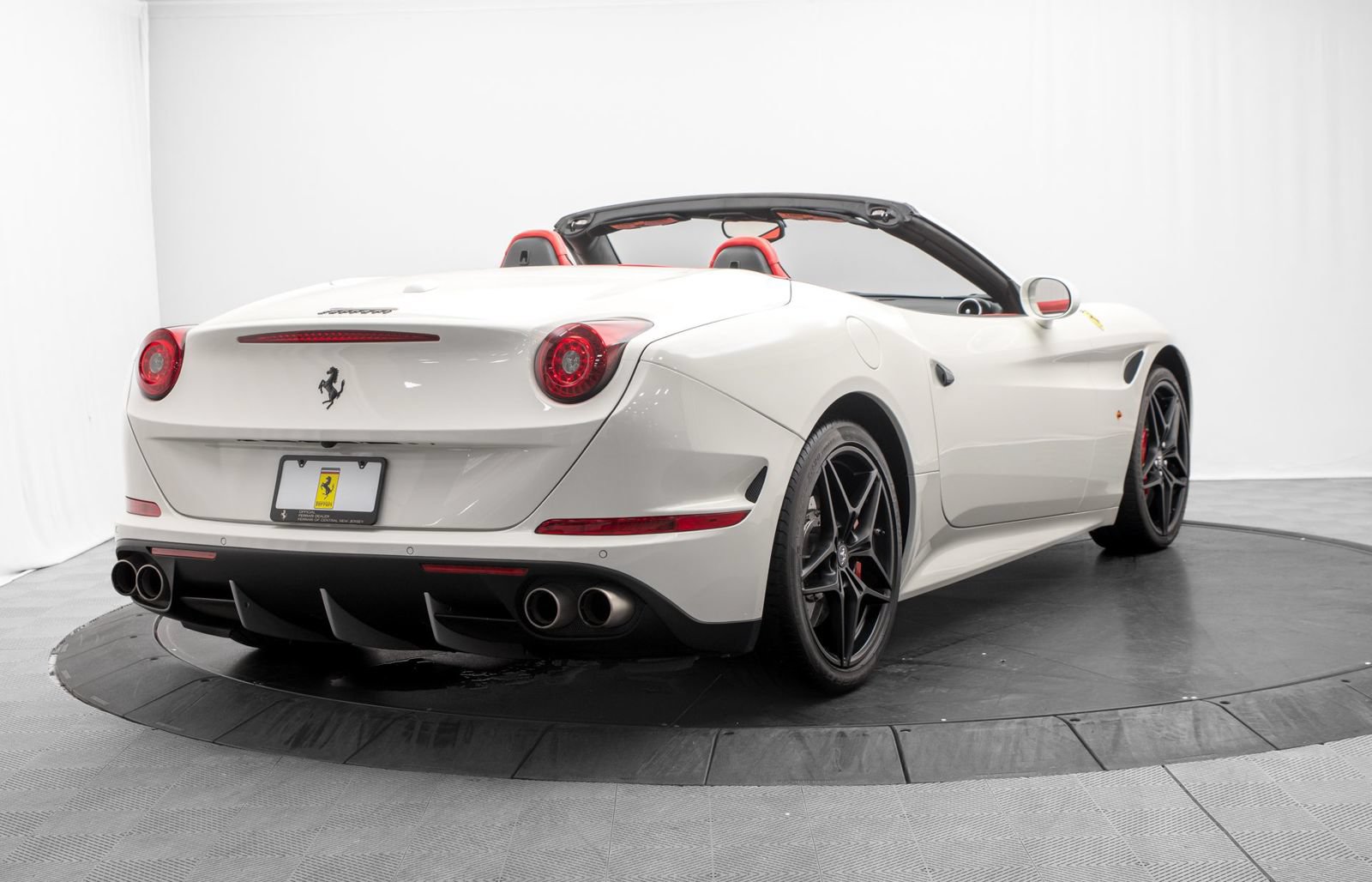 Used 2016 Ferrari California T RWD image 7