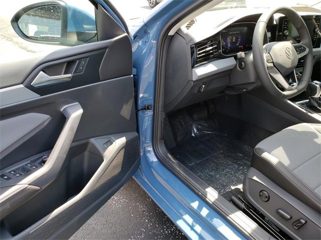 New 2025 Volkswagen Jetta SE w/ Sunroof Package image 6