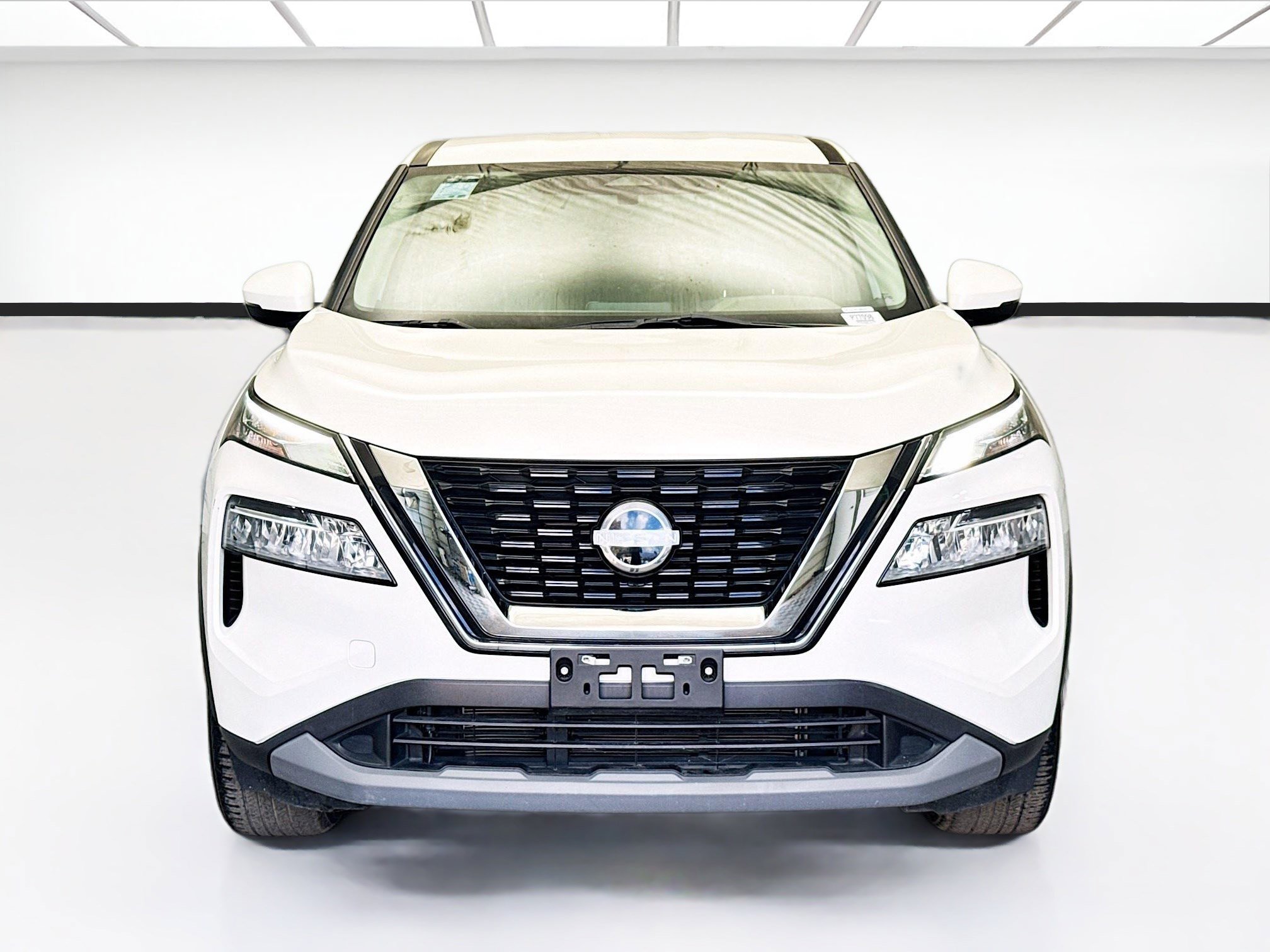 Used 2023 Nissan Rogue SV image 2