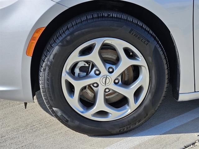 Used 2024 Chrysler Pacifica Limited image 7