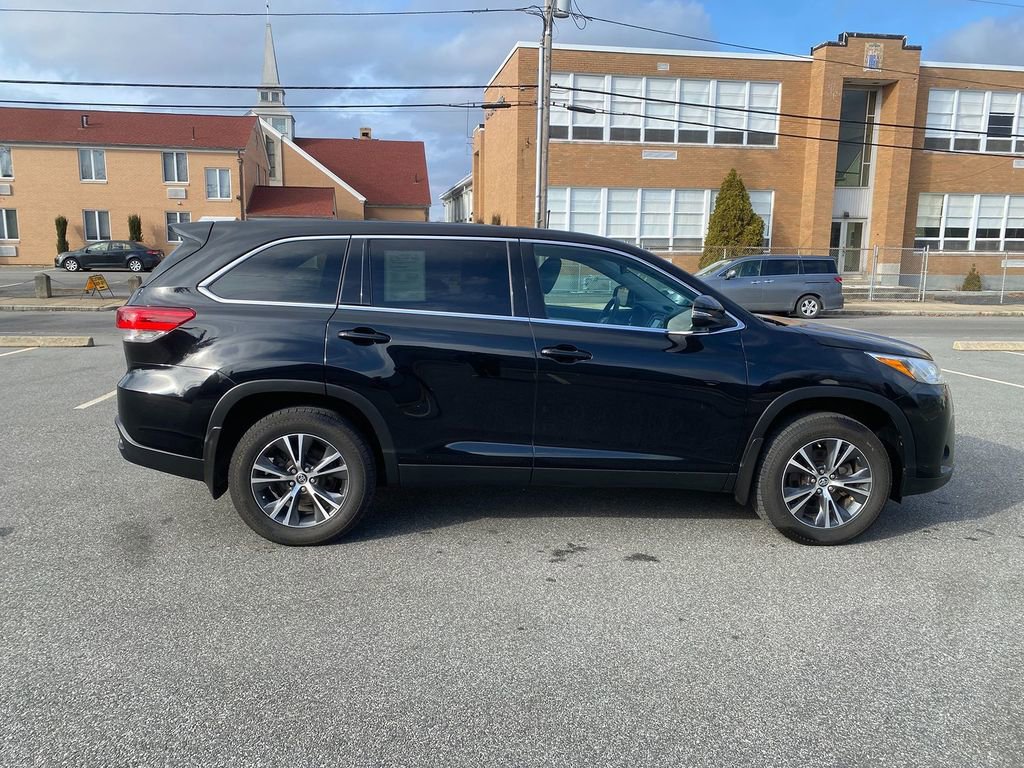 Used 2019 Toyota Highlander LE AWD/4WD image 4