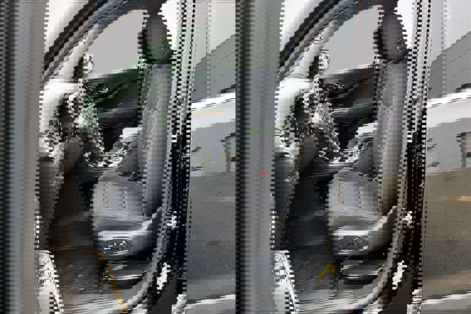 Used 2023 GMC Acadia SLE w/ Driver Convenience Package image 11