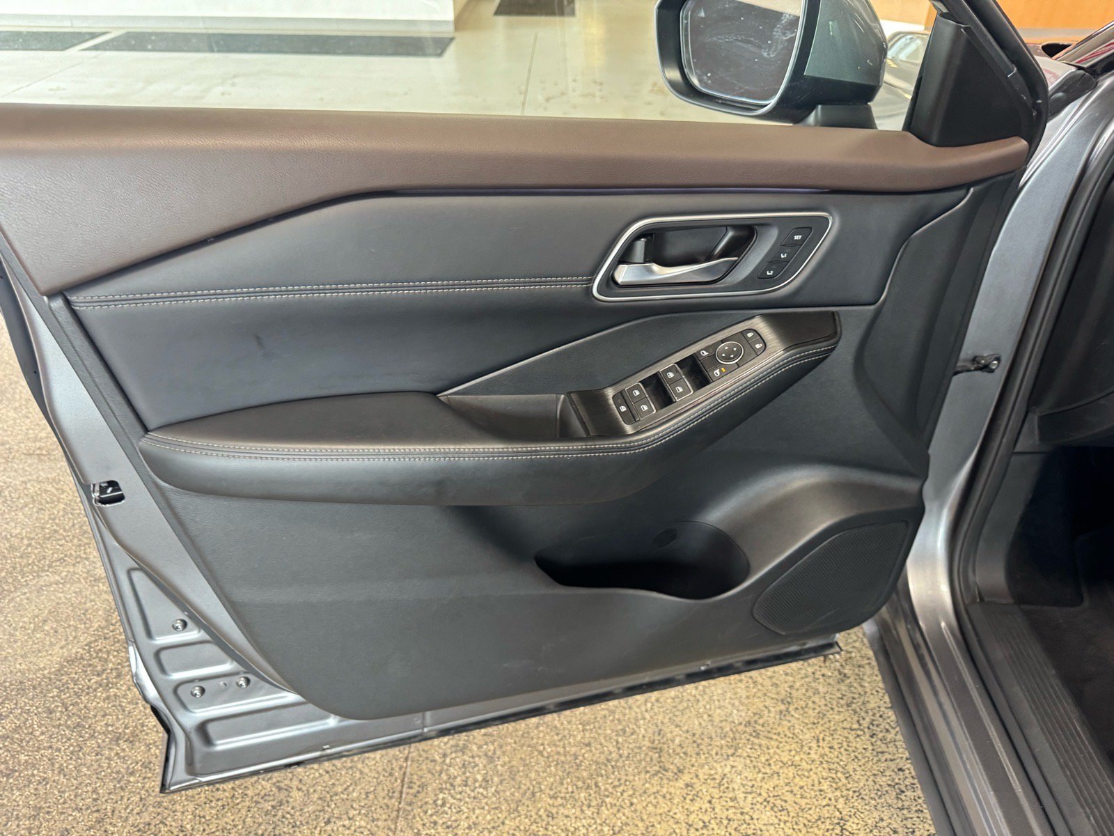 Used 2023 Nissan Rogue Platinum AWD/4WD image 16