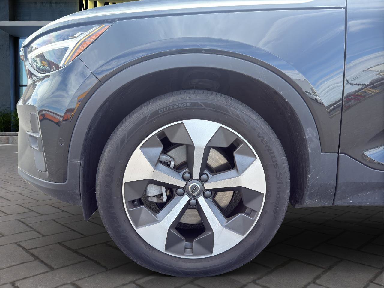 Used 2025 Volvo XC40 B5 Plus image 22