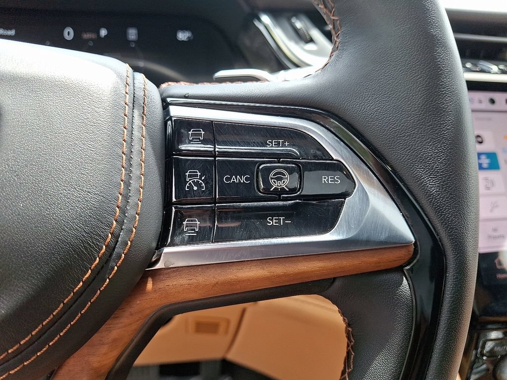 Used 2023 Jeep Grand Cherokee Summit AWD/4WD image 24