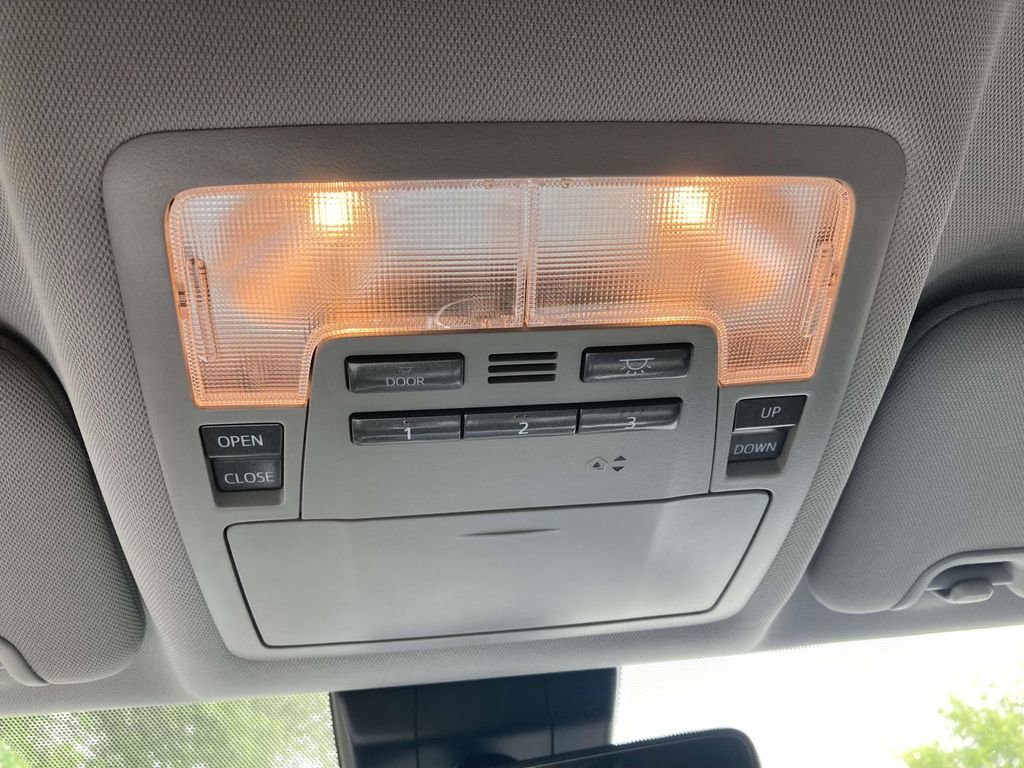 Used 2018 Toyota Highlander SE FWD image 17