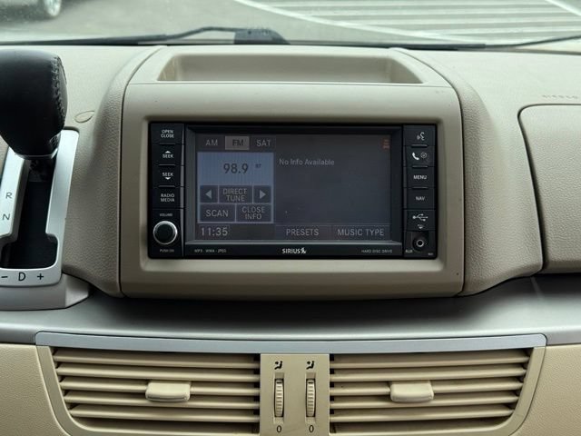 Used 2010 Volkswagen Routan SEL FWD image 3