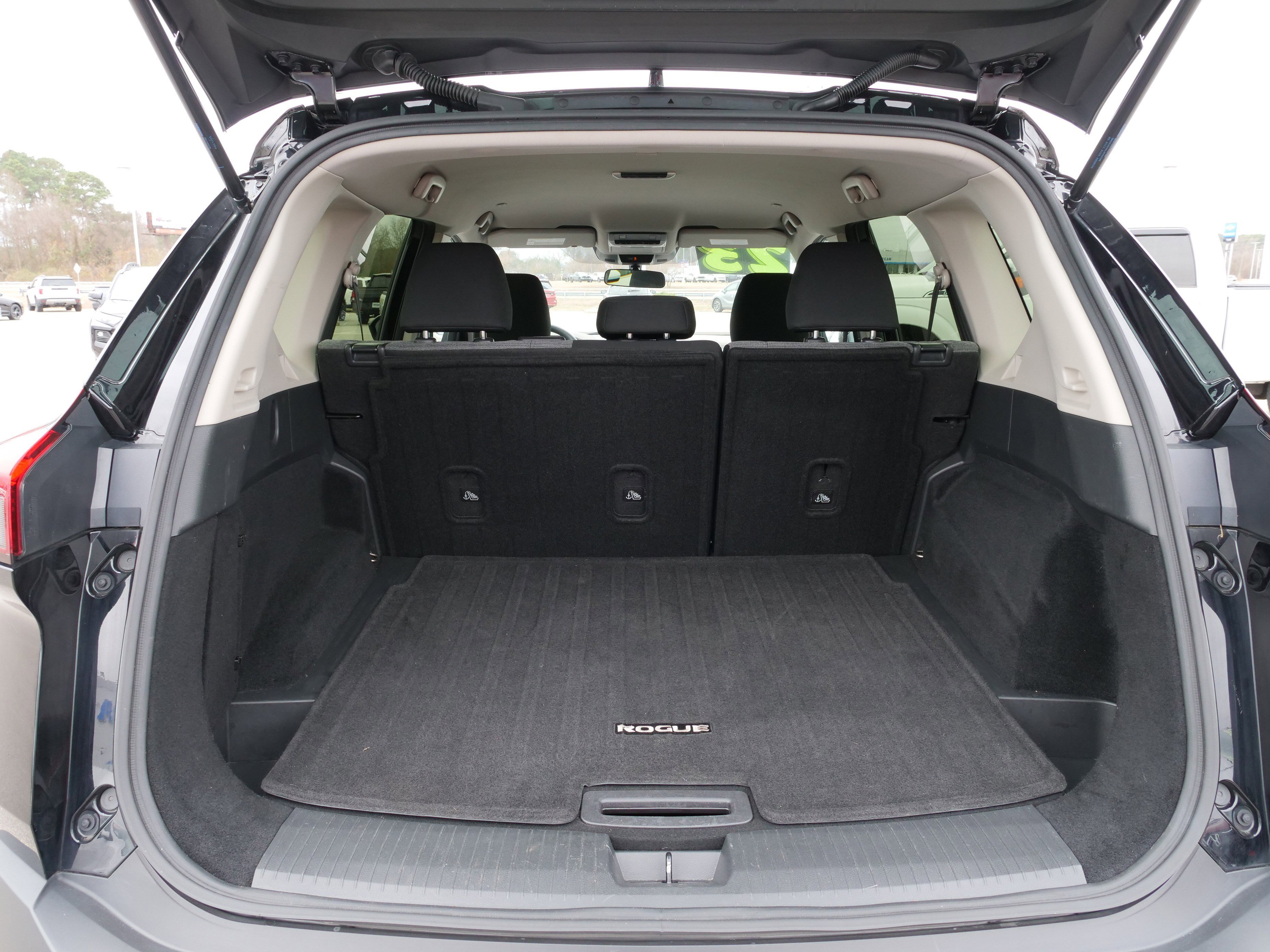 Used 2023 Nissan Rogue SV image 14