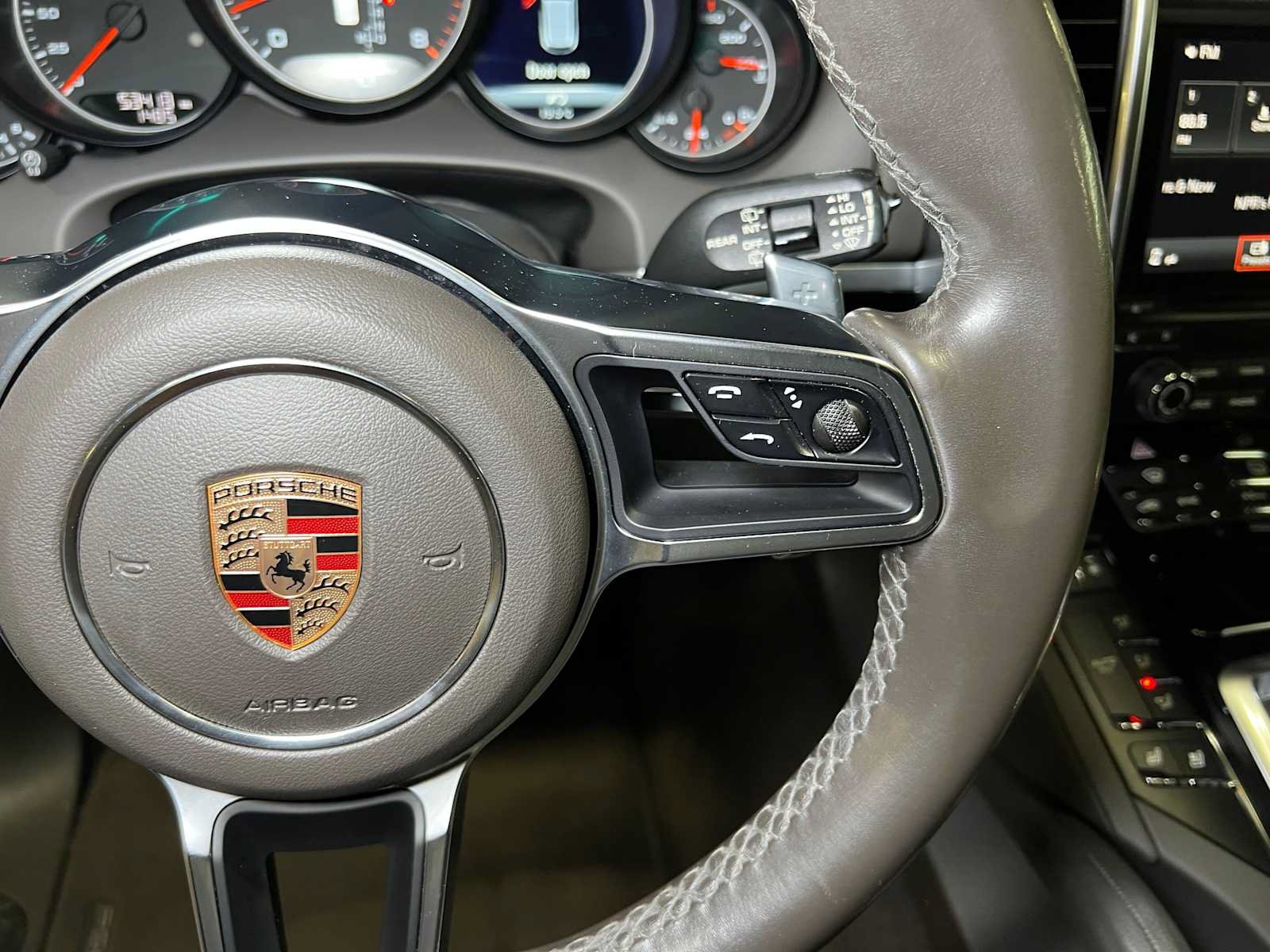 Used 2018 Porsche Cayenne AWD/4WD image 30