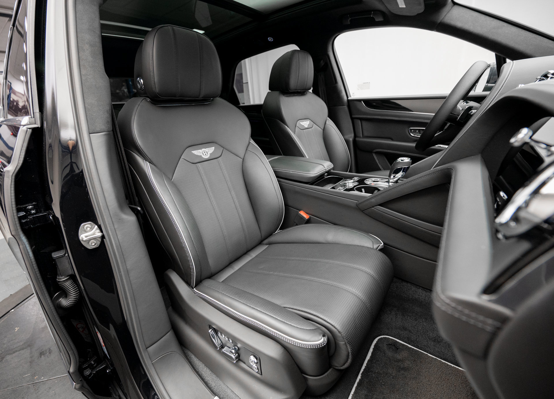 Certified 2022 Bentley Bentayga AWD/4WD image 16