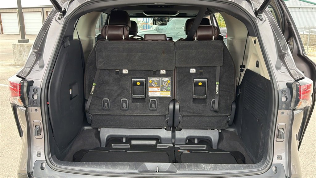 Used 2021 Toyota Sienna Platinum image 38