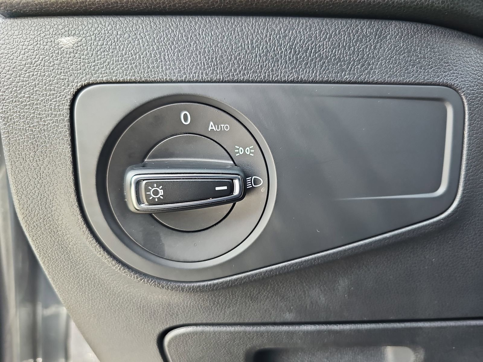 Used 2022 Volkswagen Tiguan SE image 34