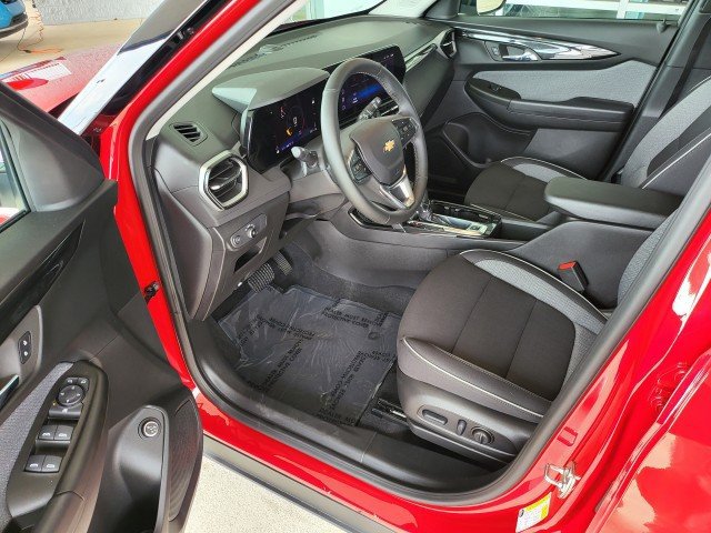 Used 2026 Chevrolet TrailBlazer LT w/ Convenience Package AWD/4WD image 2