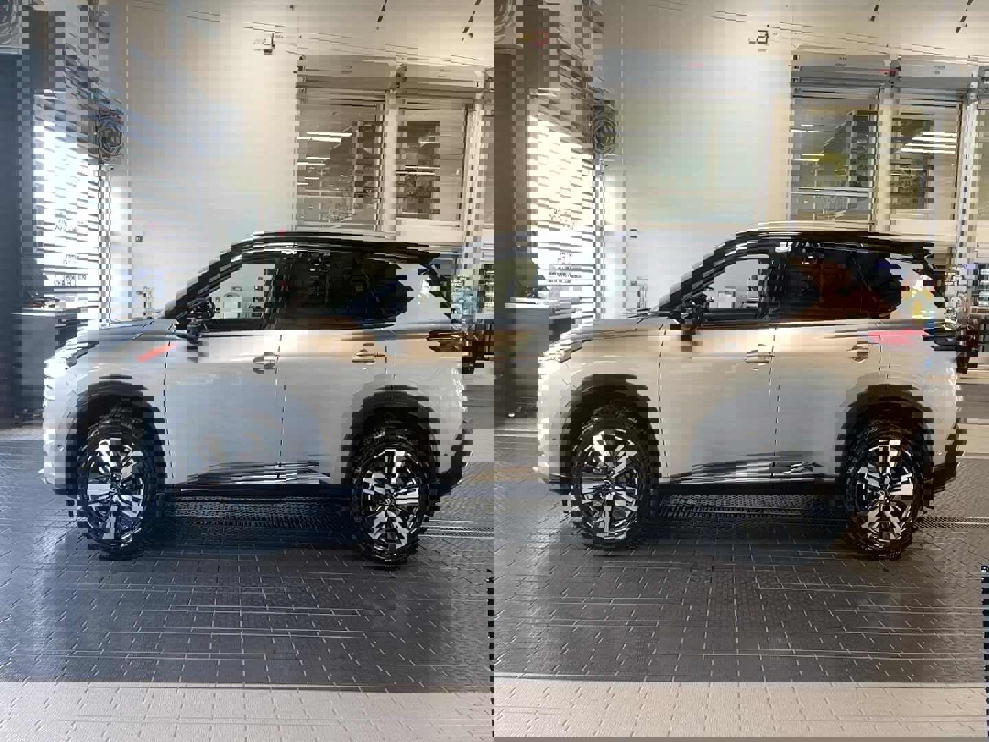 Used 2022 Nissan Rogue Platinum w/ Head-Up Display Package image 4