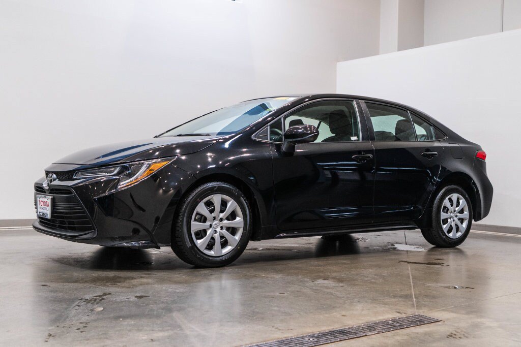 Used 2024 Toyota Corolla LE FWD image 3