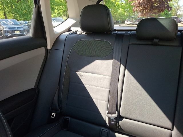 Certified 2023 Volkswagen Taos SE w/ Panoramic Sunroof Package AWD/4WD image 18
