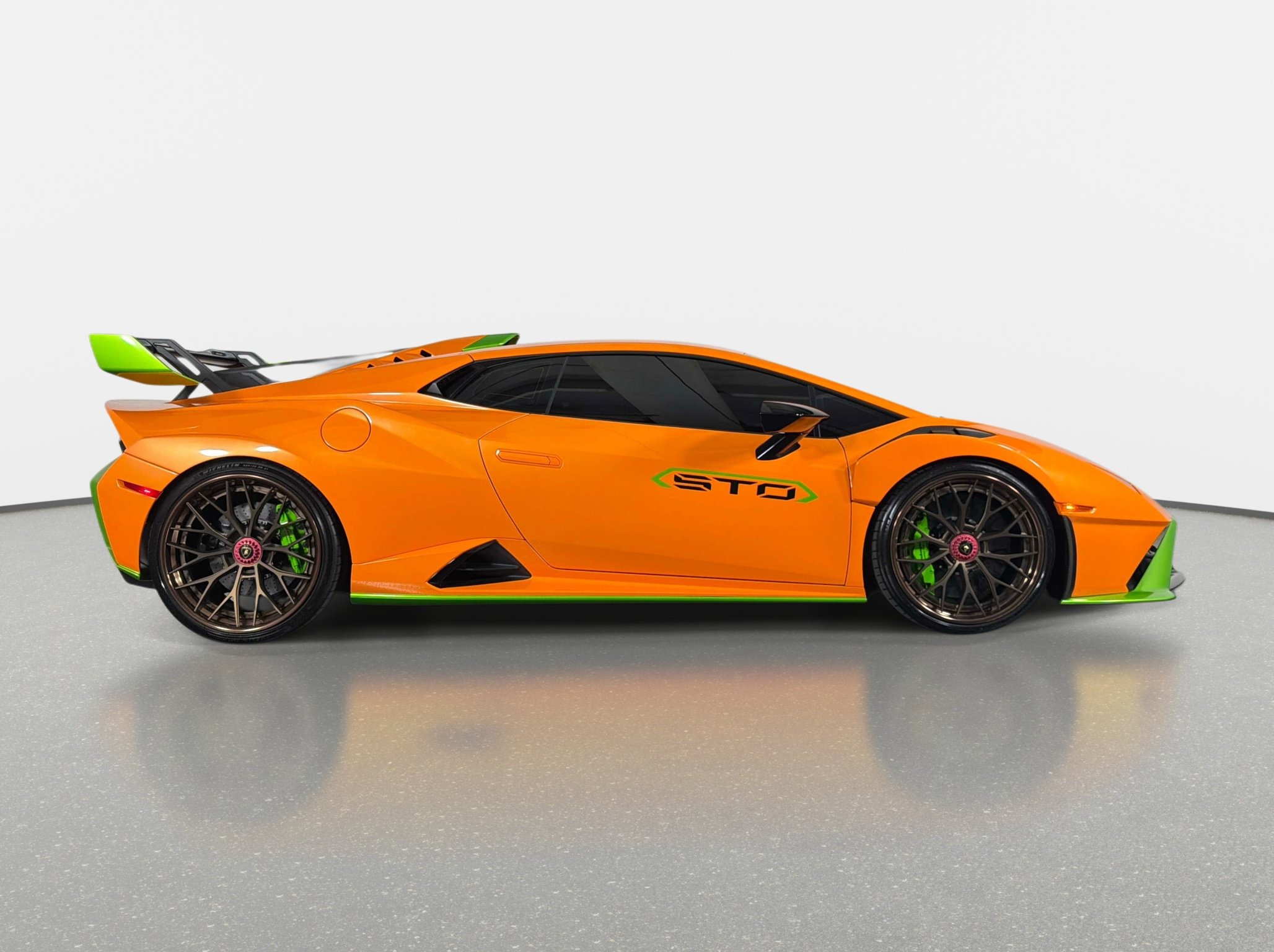 Used 2022 Lamborghini Huracan STO RWD image 2