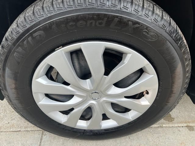 Used 2018 Toyota RAV4 LE AWD/4WD image 9