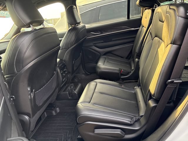 Used 2025 Jeep Grand Cherokee L Limited w/ Black Appearance Package AWD/4WD image 9