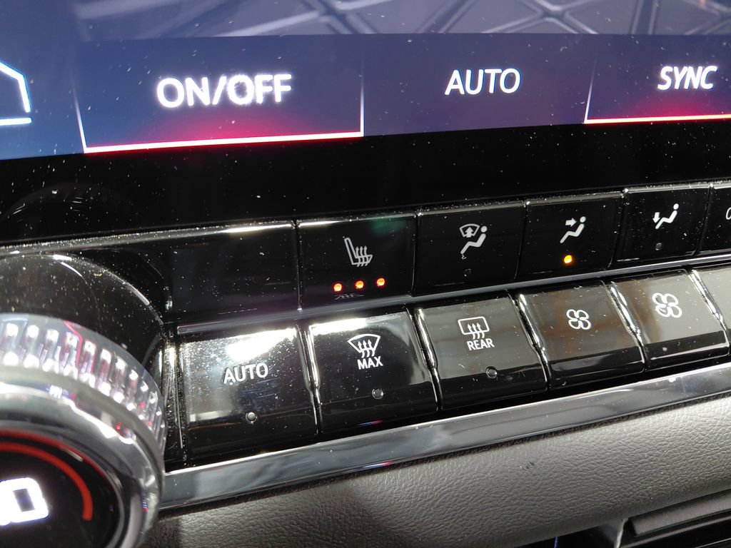 Used 2024 GMC Canyon Elevation w/ Elevation Premium Package AWD/4WD image 4