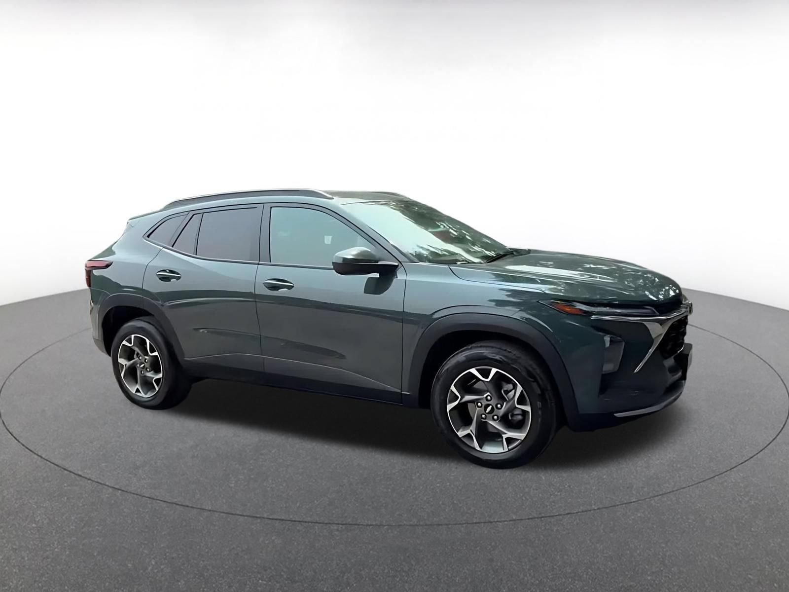 Used 2025 Chevrolet Trax LT FWD image 2