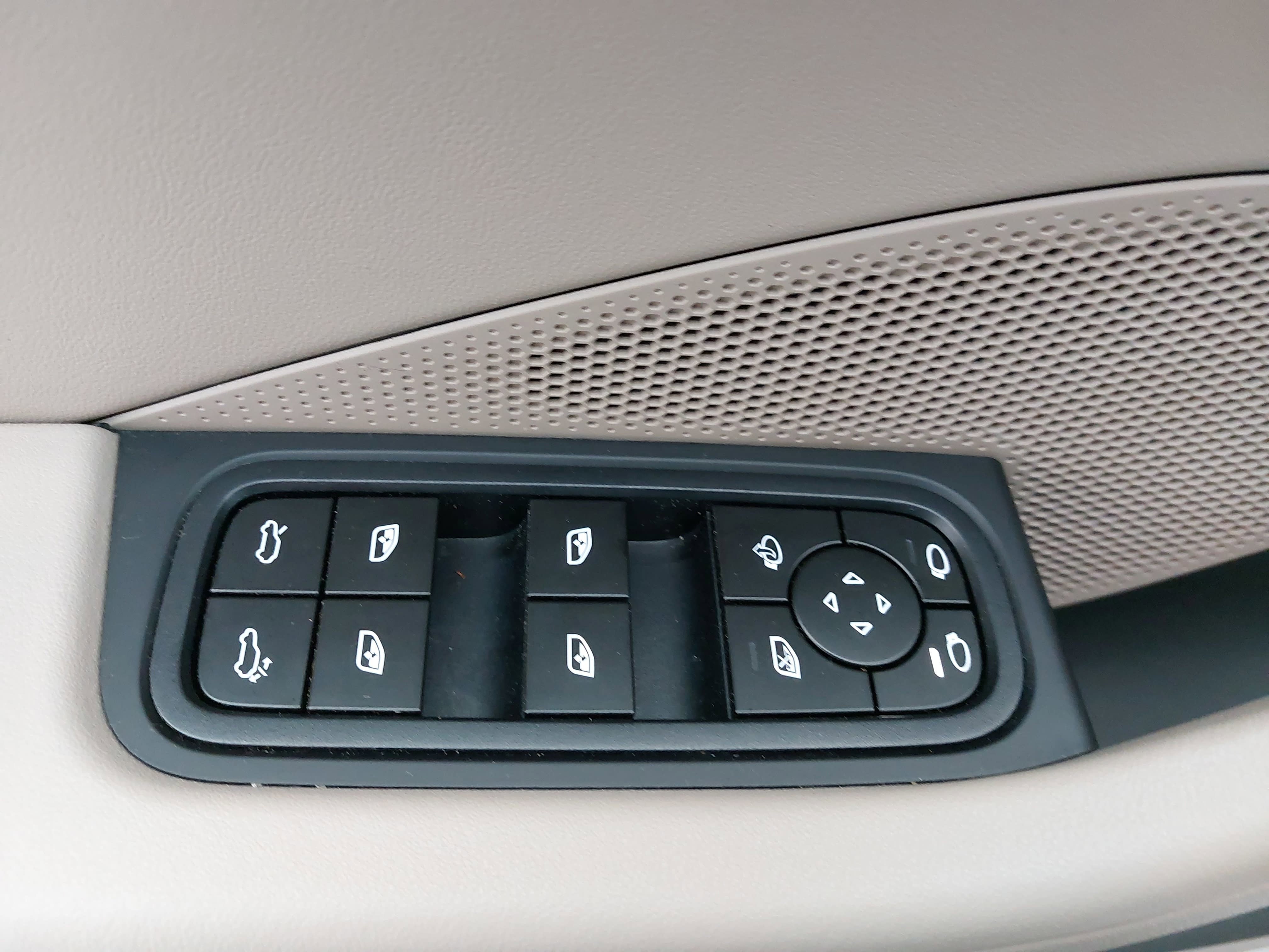 Certified 2025 Porsche Macan Electric RWD image 30