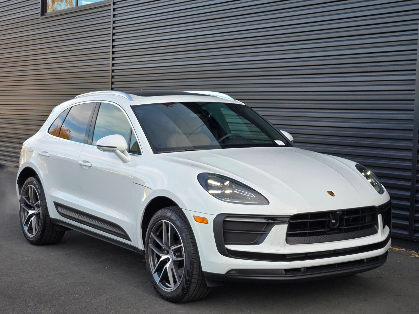 Used 2025 Porsche Macan AWD/4WD image 9
