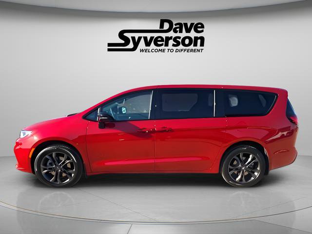 New 2026 Chrysler Pacifica Select AWD/4WD image 2