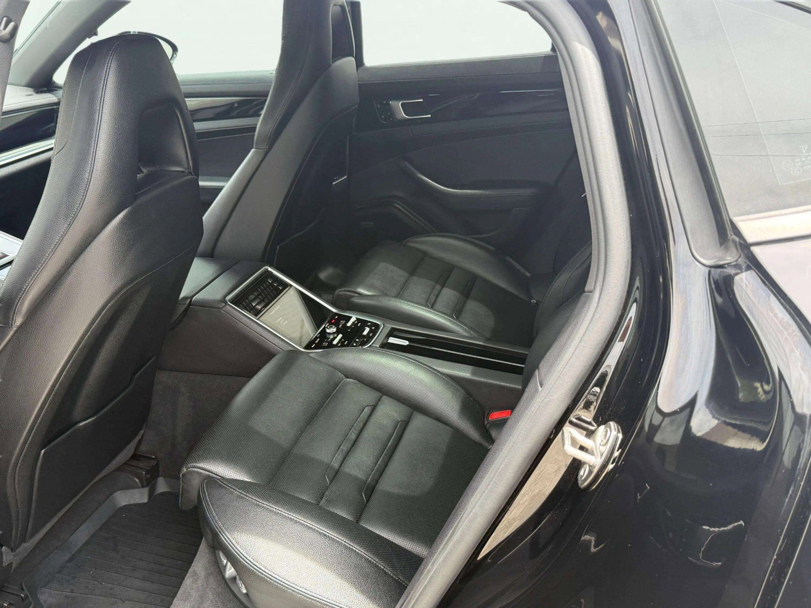 Used 2018 Porsche Panamera 4 image 18