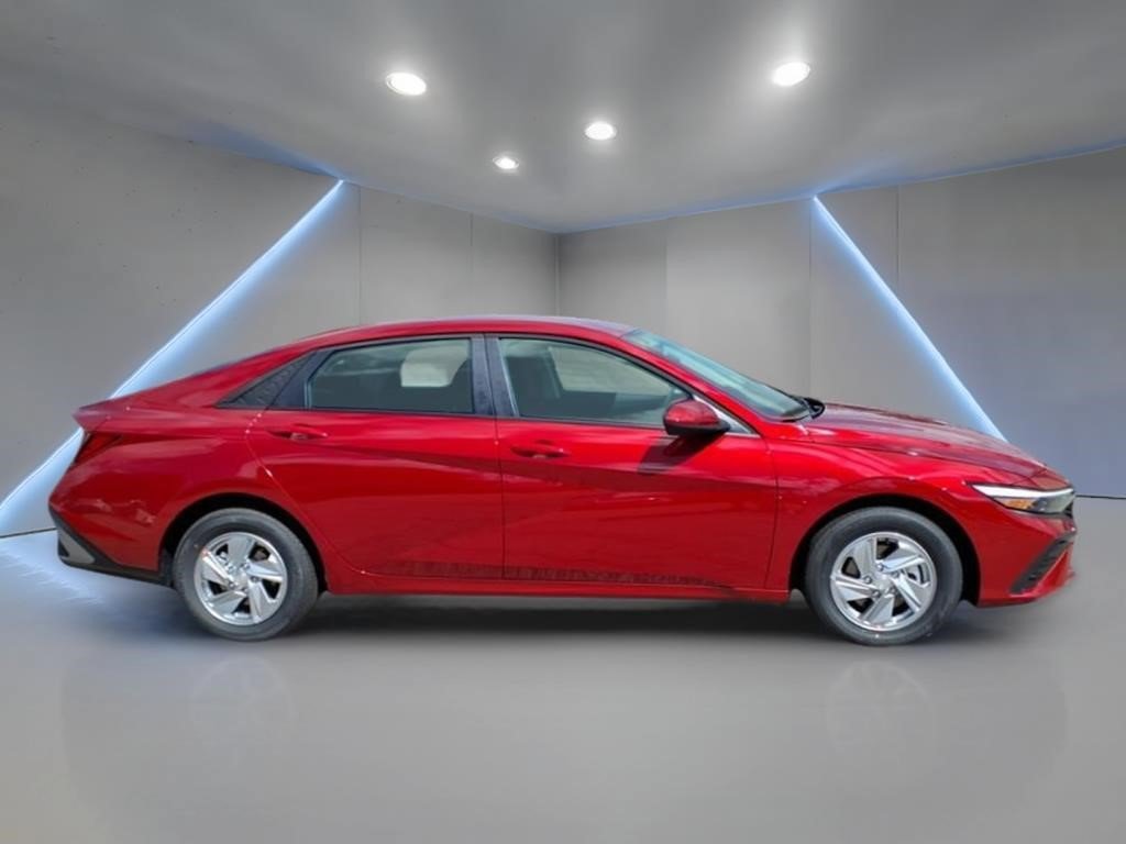 Certified 2025 Hyundai Elantra SE FWD image 2