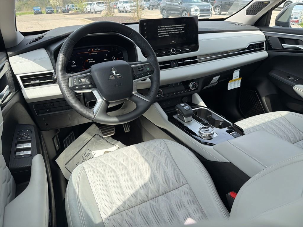 Used 2025 Mitsubishi Outlander AWD image 10