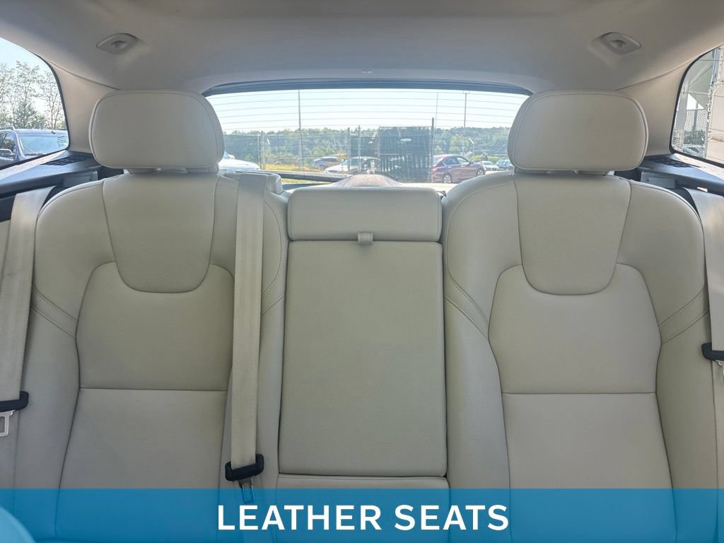 Used 2022 Volvo XC60 B5 Momentum w/ Protection Package Premier FWD image 20