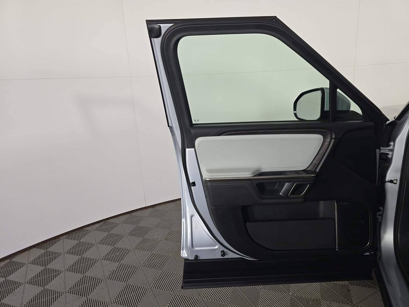 Used 2023 Rivian R1S Launch Edition AWD/4WD image 16